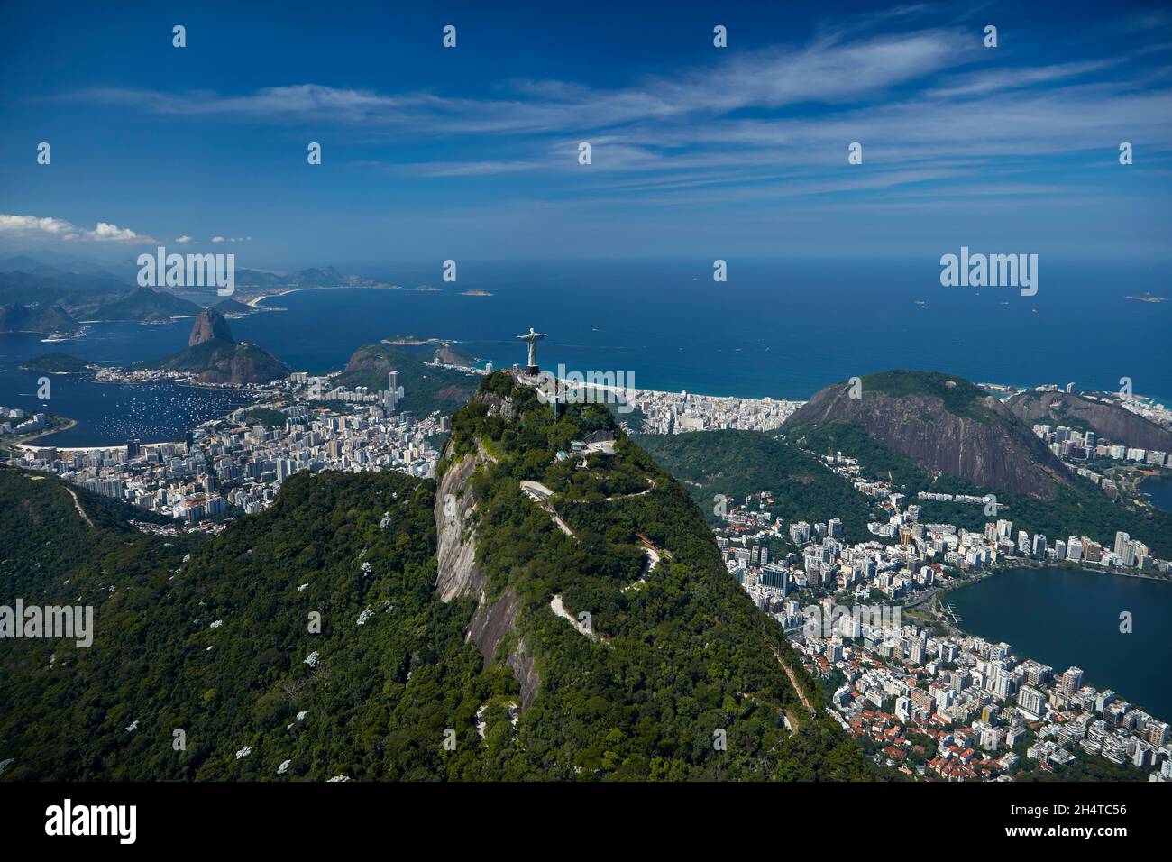 Zickzack-Straße hinauf nach Corcovado zu Christus dem Erlöser, Rio de Janeiro, Brasilien, Südamerika - Luftaufnahme Stockfoto