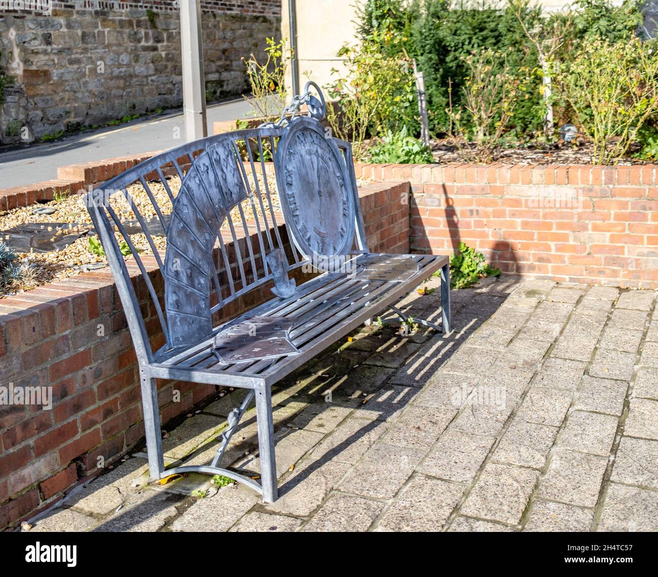Metallbank inspiriert von Alice im Wunderland im Alice im Wunderland Themengarten in Cliff Street, Whitby, Oktober 2021 Stockfoto