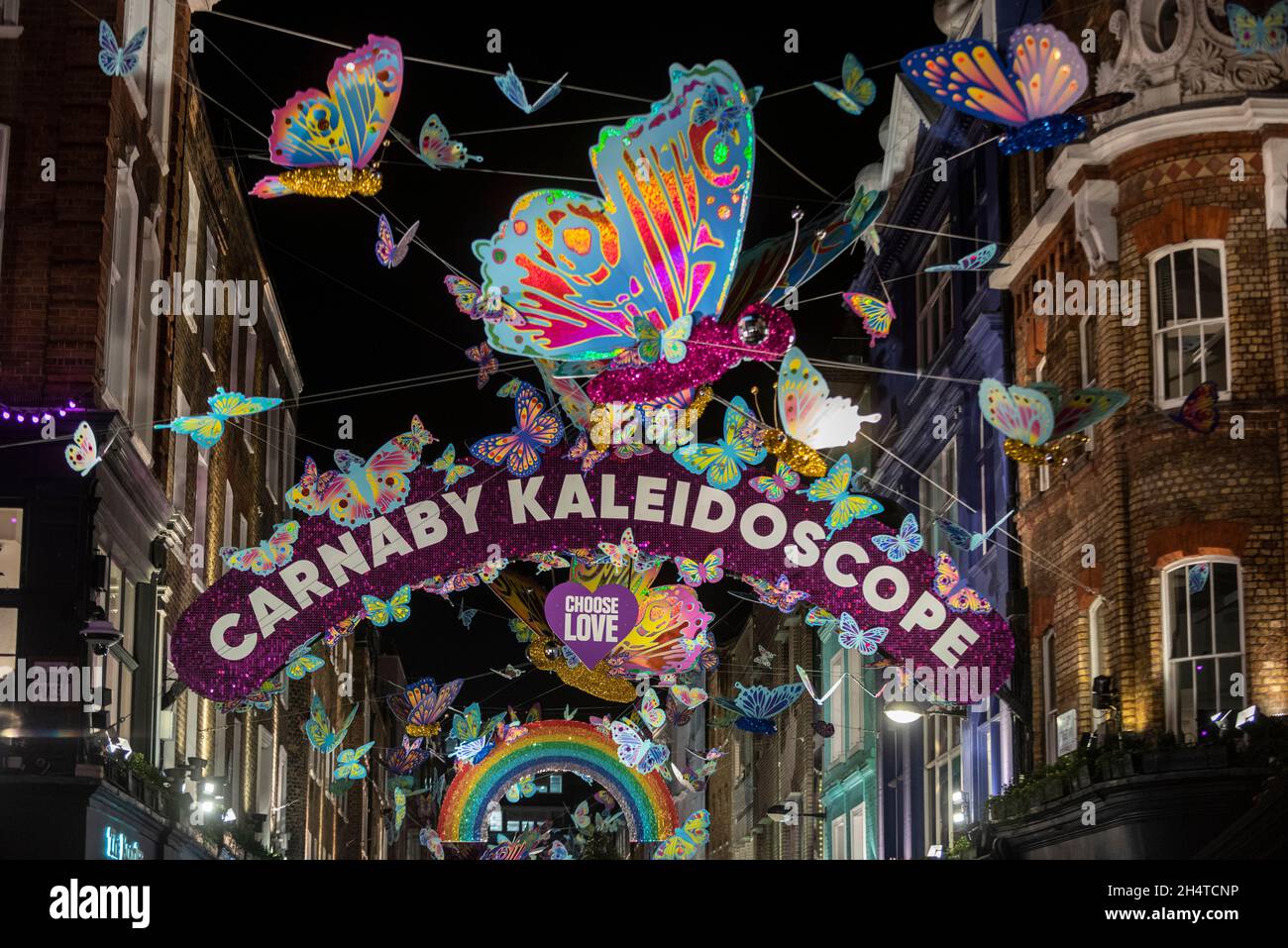 London, Großbritannien. 4. November 2021. Die Weihnachtsbeleuchtung in der Carnaby Street wurde eingeschaltet. Das diesjährige Thema ist Carnaby Kaleidoscope mit einer Reihe von bunten Schmetterlingen, die darüber flattern. Kredit: Stephen Chung / Alamy Live Nachrichten Stockfoto