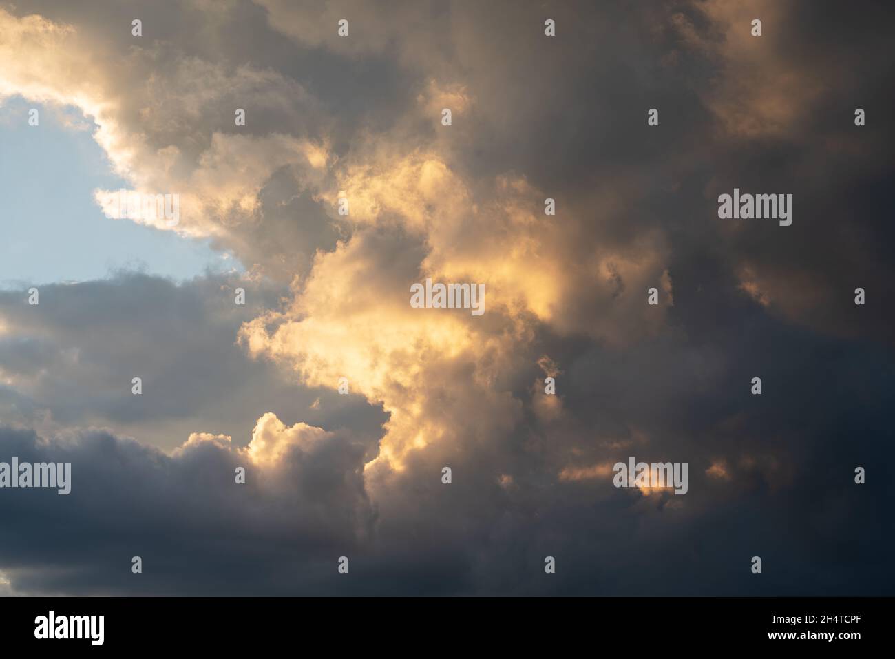 Abendhimmel mit dramatische Wolken Stockfoto