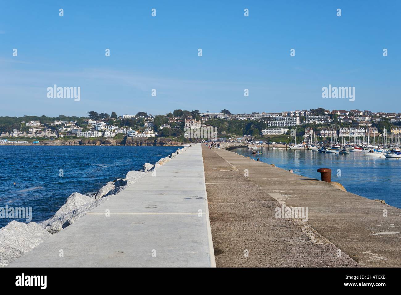 Ein Blick vom Steinsteg-Pier des Brixham Wellenbrechers und der Marina in Brixham in Devon an der englischen Küste. Stockfoto