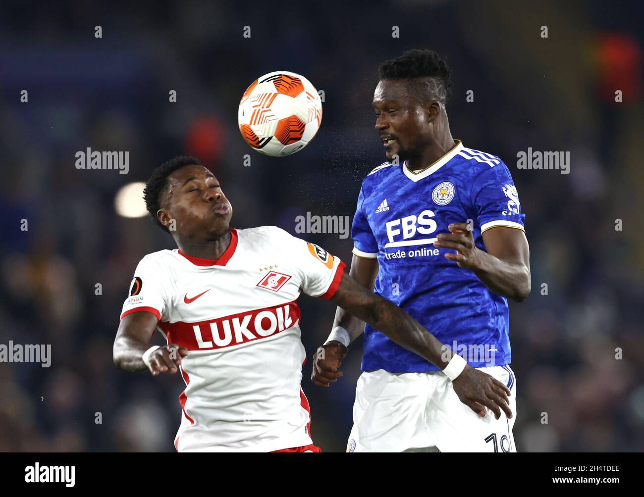 Leicester, England, 4. November 2021. Quincy Promes von Spartak Moscow fordert Daniel Amartey von Leicester City während des Spiels der UEFA Europa League im King Power Stadium, Leicester. Bildnachweis sollte lauten: Darren Staples / Sportimage Stockfoto