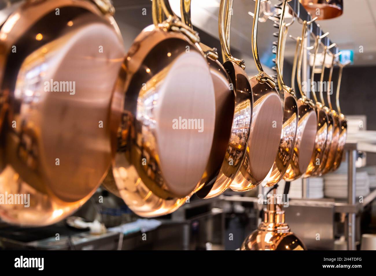 Metallbratpfannen hängen, Restaurantküche, professioneller Koch. Stockfoto