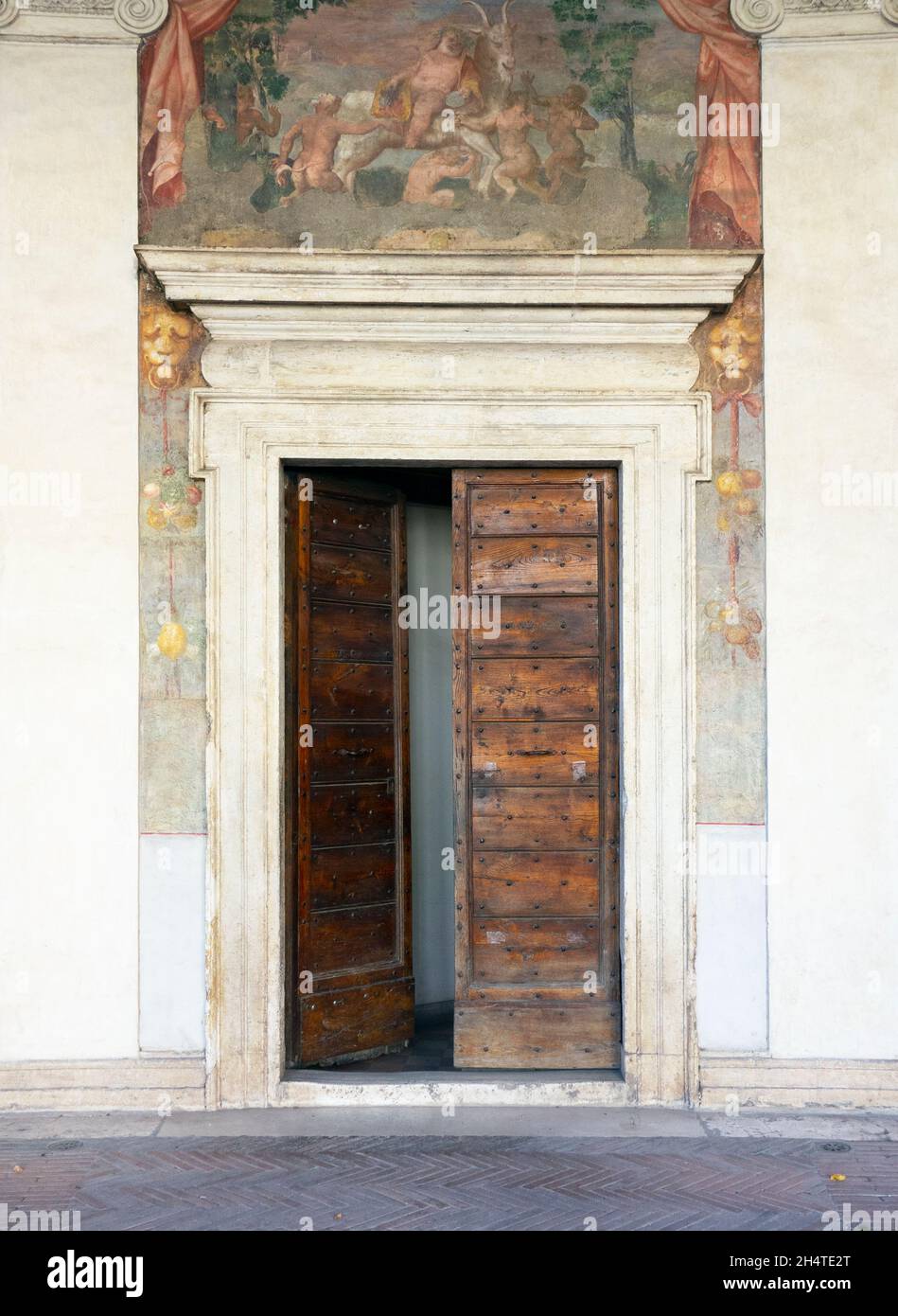 Holztor und Fresken in der Villa Giulia, Rom, 2021. Stockfoto