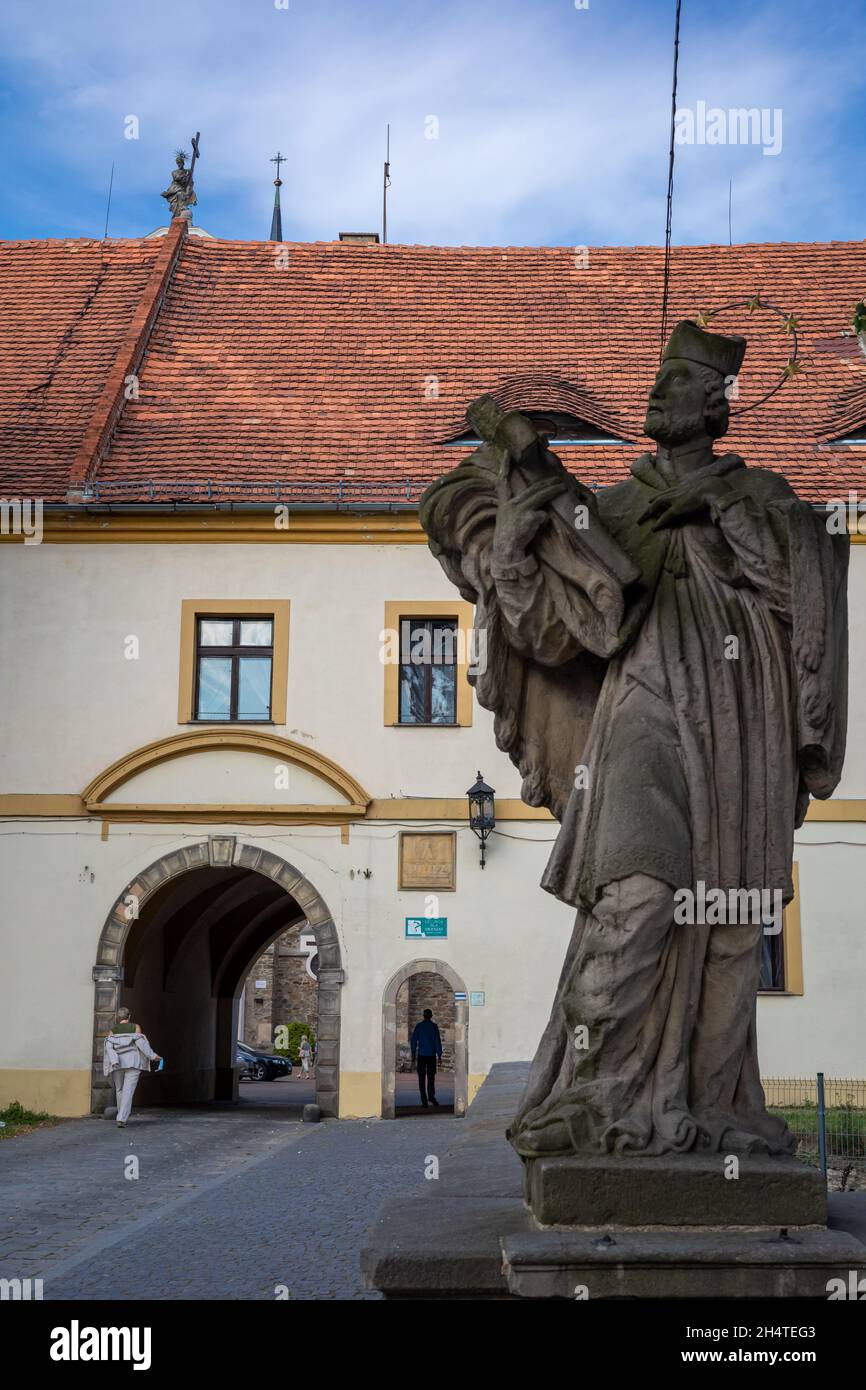 Kamieniec Zabkowicki, Polen - 4. Juli 2021: Steinfigur des heiligen Johannes von Nepomuk (Jan Nepomucen) am Eingang zur mittelalterlichen zisterzienserabtei. Stockfoto