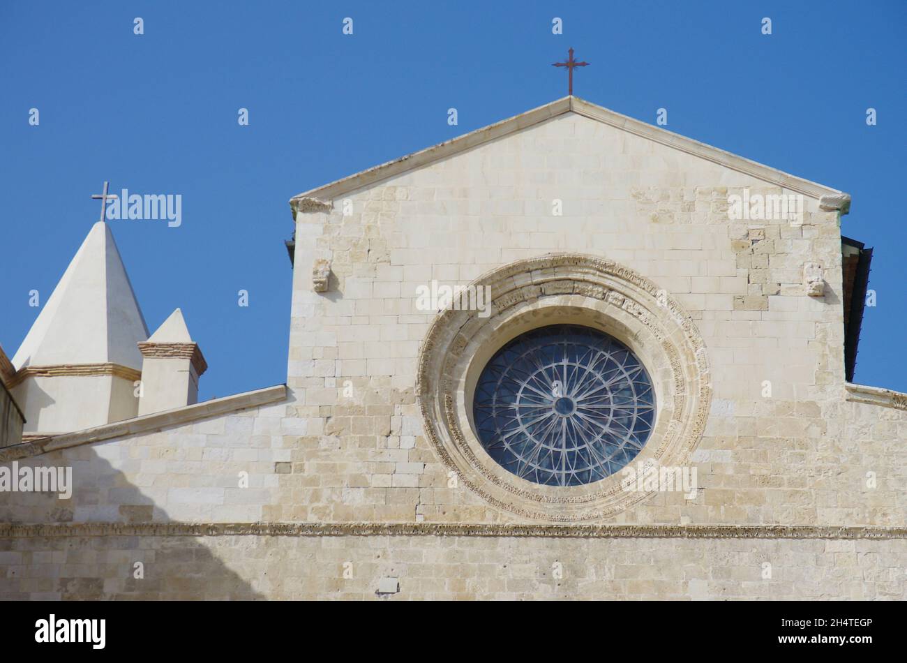Termoli - Molise - Kathedrale Santa Maria della Purificazione: Der obere Teil und das charakteristische Rosenfenster Stockfoto
