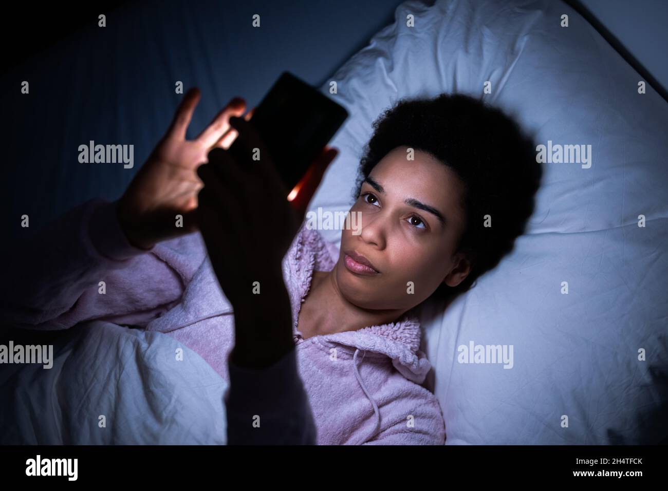 Vor Dem Schlafengehen Handy In Der Nacht Beobachten Stockfoto