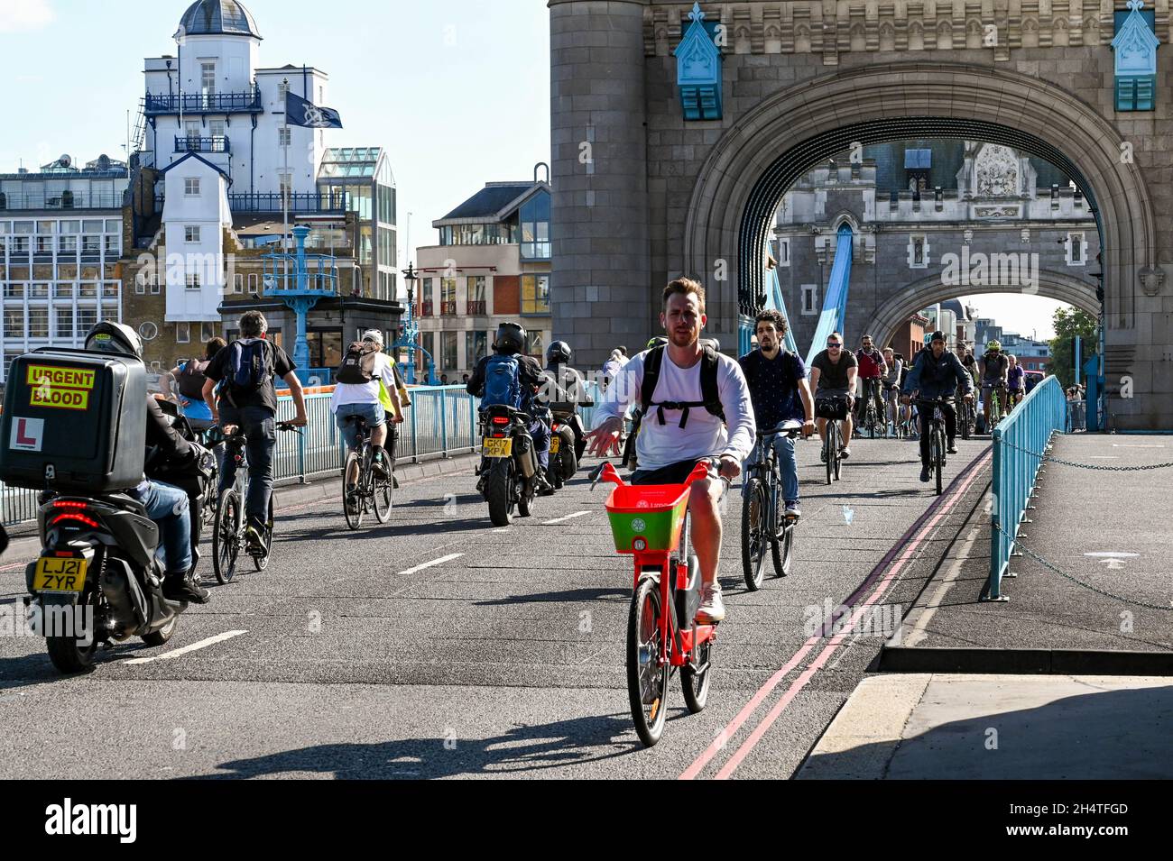London, England - August 2021: Menschen, die über die Tower Bridge fahren und mit Motorrädern fahren Stockfoto