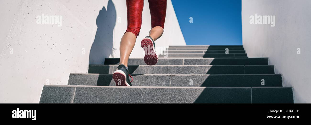 Cardio-Läuferin, die an der Außentreppe eine Treppe hochsteigt, um ein hiit-Workout bergauf zu absolvieren. Banner Panorama Laufschuhe Nahaufnahme. Stockfoto