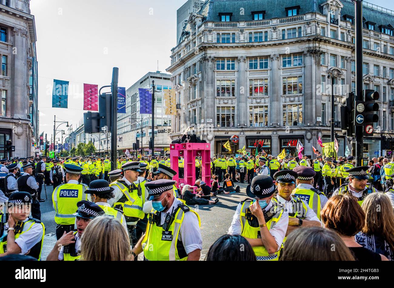 Die Polizei umzingelt xr-Demonstranten - oxford-Zirkus Stockfoto