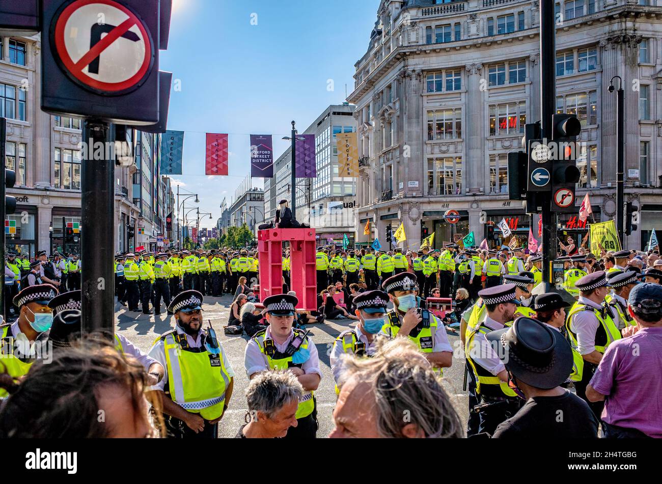 Polizei schließt Aussterben ein Rebellion protestiert gegen Oxford Circus Stockfoto
