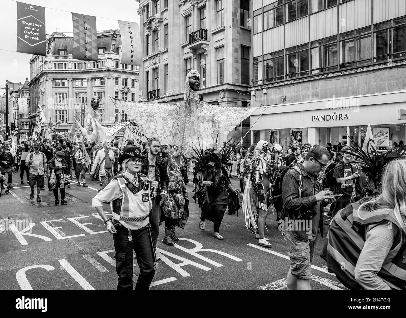 Extinction Rebellion Marsch die Oxford Street hinunter Stockfoto