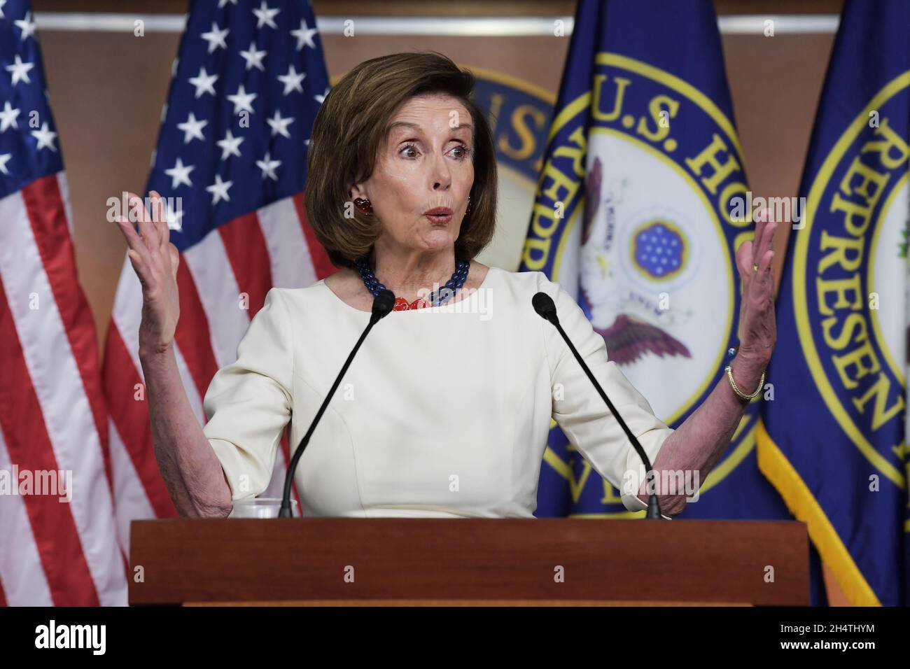 4. November 2021, Washington, District of Columbia, USA: Die Sprecherin des Hauses, Nancy Pelosi (D-CA), spricht während ihrer wöchentlichen Pressekonferenz heute am 04. November 2021 im HVC/Capitol Hill in Washington DC, USA. (Bild: © Lenin Nolly/ZUMA Press Wire) Stockfoto