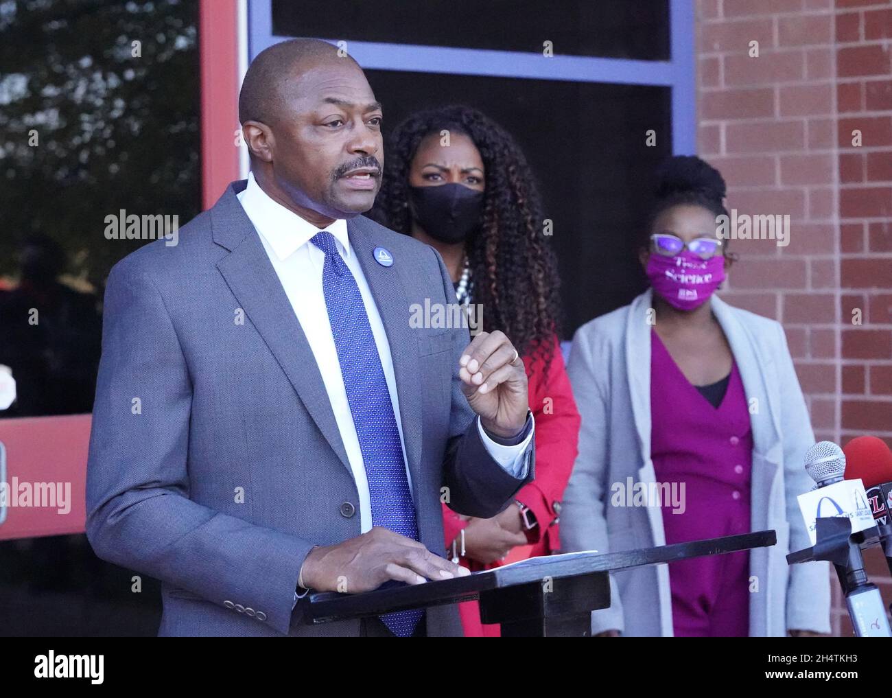 St. Louis, Usa. November 2021. Dr. Kelvin Adams, Superintendent der öffentlichen Schulen in St. Louis, äußert sich am Donnerstag, den 4. November 2021, zur Zulassung des Pfizer-Impfstoffs für Kinder im Alter von 5-11 Jahren in St. Louis. Gemeinsam mit Adams, dem Bürgermeister von Tishaura O. Jones und dem Gesundheitsdirektor der Stadt Saint Louis, Dr. Mati Hlatshwayo Davis (R), fordern Eltern auf, ihre Kinder gegen COVID-19 zu impfen, um Schulen offen, gesund und sicher zu halten. Die Impfungen beginnen am 13. November. Foto von Bill Greenblatt/UPI Credit: UPI/Alamy Live News Stockfoto