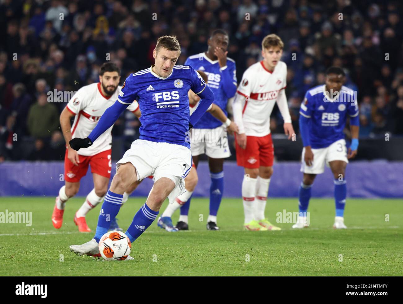 Leicester, England, 4. November 2021. Jamie Vardy von Leicester City nimmt eine Strafe ein, die während des UEFA Europa League-Spiels im King Power Stadium, Leicester, gerettet wird. Bildnachweis sollte lauten: Darren Staples / Sportimage Stockfoto