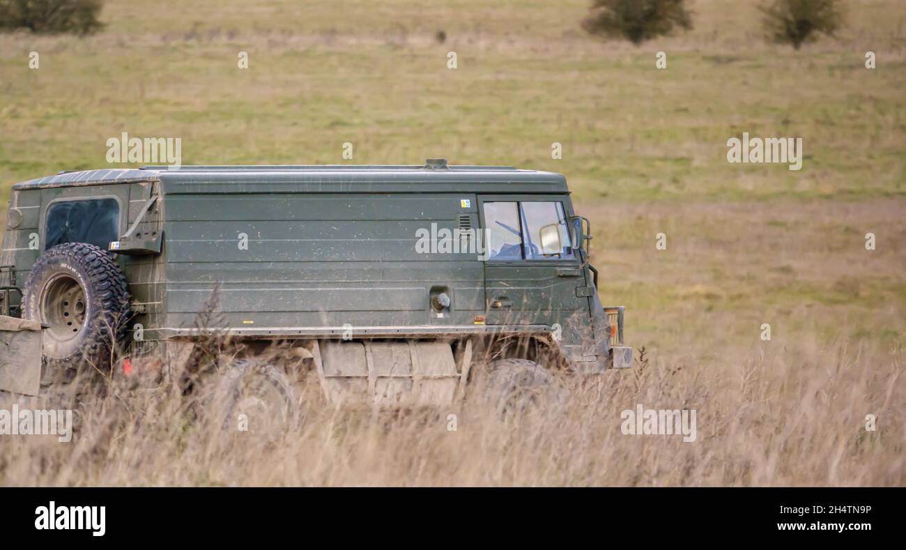 Eine britische Armee Steyr-Daimler-Puch - BAE Systems Pinzgauer Hochmobilitäts-Allradantrieb Allradantrieb 4x4 auf Militärübung Wilts UK Stockfoto