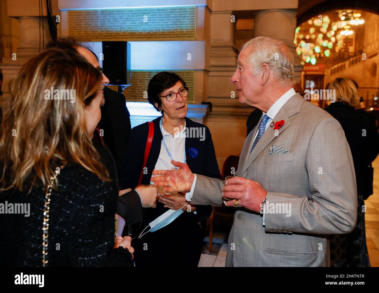 Der Prinz von Wales trifft sich mit einem französischen Chefverhandler während eines Empfangs der Chefverhandler in Kelvingrove. Kelvingrove Art Gallery, Glasgow. Bilddatum: Donnerstag, 4. November 2021. Stockfoto