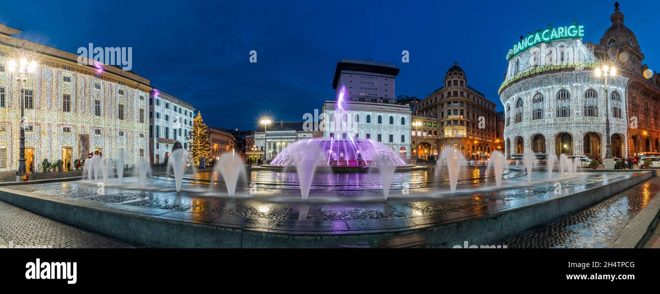 Piazza De Ferrari, Platz im Herzen von Genua, beleuchtet mit Weihnachtsdekorationen. Stockfoto