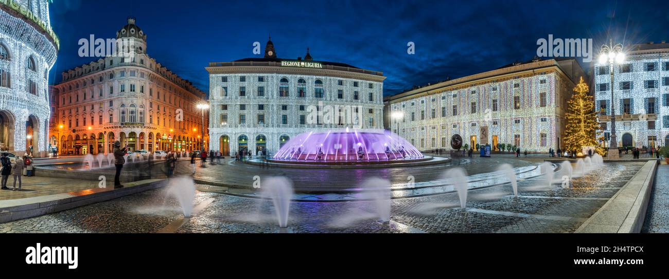 Piazza De Ferrari, Platz im Herzen von Genua, beleuchtet mit Weihnachtsdekorationen. Stockfoto