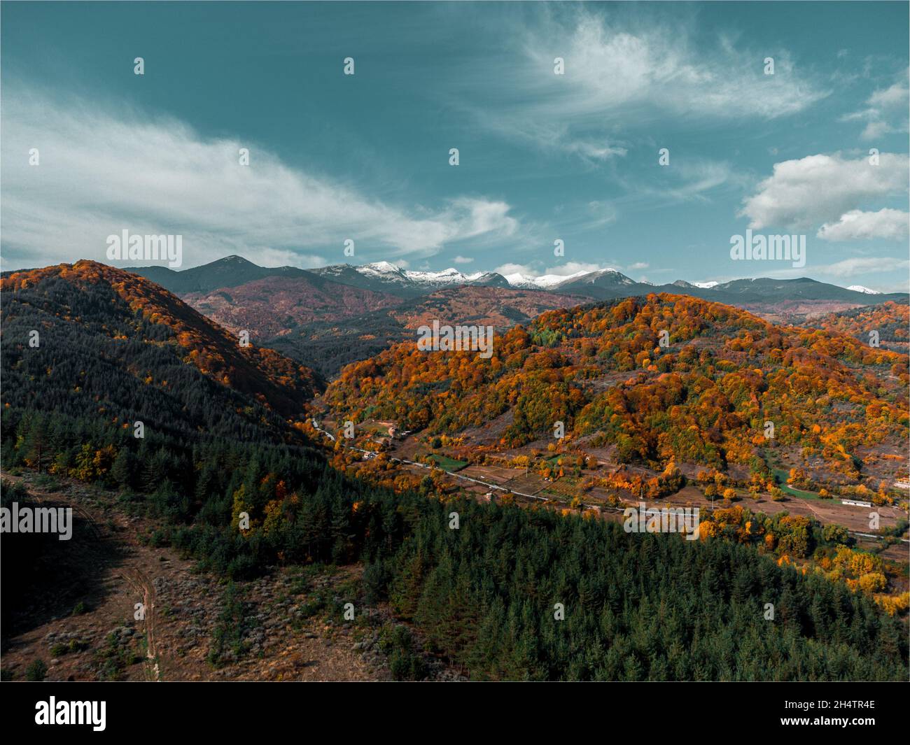 Einige Drohnenlandschaftsfotos von Hügeln und Bergen. Stockfoto