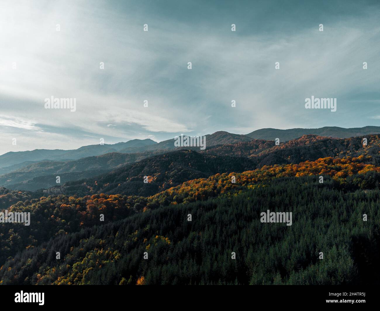 Einige Drohnenlandschaftsfotos von Hügeln und Bergen. Stockfoto