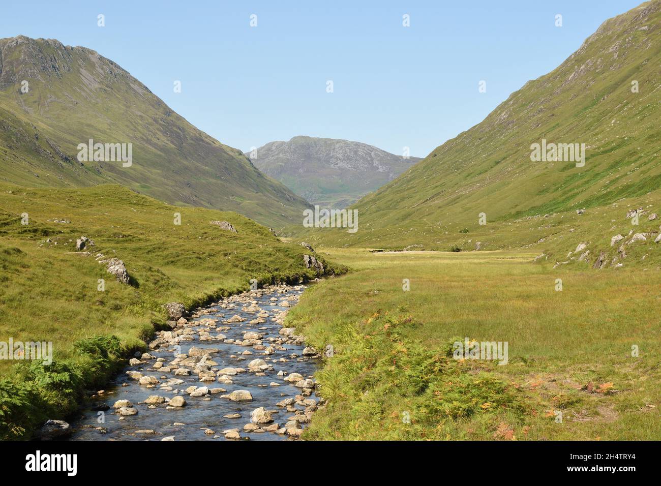 Oberer Abschnitt des Flusses Croe in den Highlands von Schottland, Großbritannien. Stockfoto