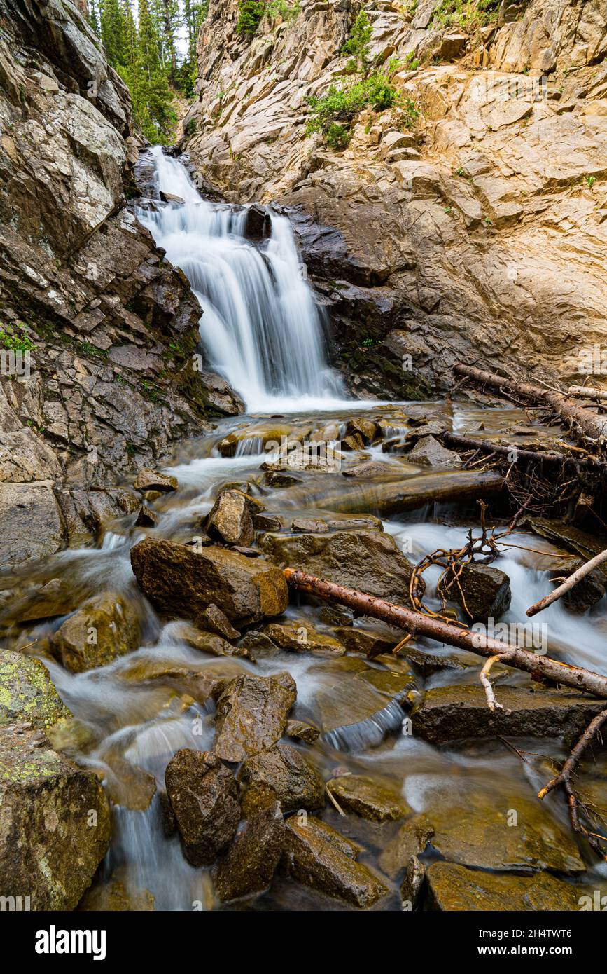 Langzeitbelichtung eines schönen Wasserfalls entlang eines hohen Gebirgsstroms entlang eines hohen Gebirgsstroms Stockfoto