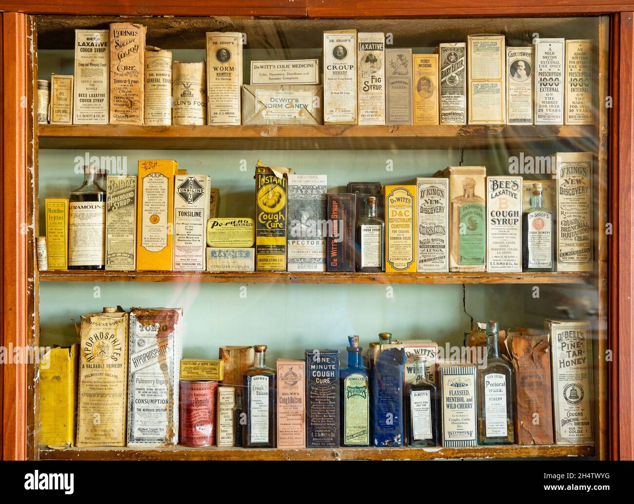 Fairplay, CO - 10. Juli 2021: Altes Geschäft mit alten Medikamenten im South Park City Museum Stockfoto