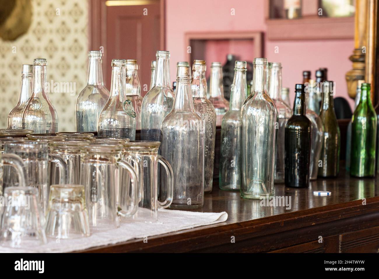 Alte Vintage Whiskey Flaschen an der Bar des am Old Wild West Saloon Stockfoto