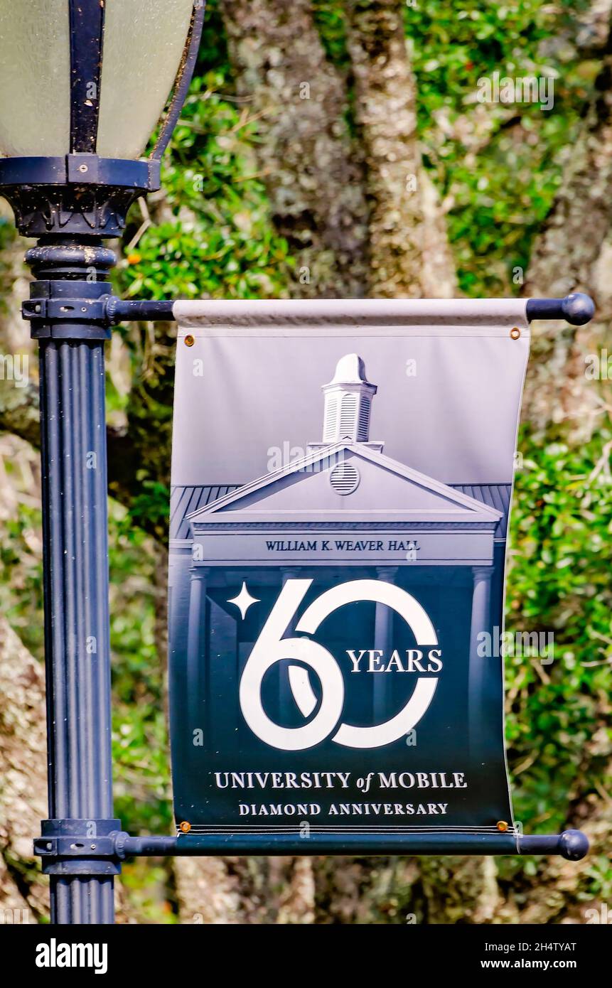 Ein Schild feiert das 60-jährige Bestehen der University of Mobile, 3. November 2021, in Mobile, Alabama. Die Weaver Hall, erbaut 1963, war das erste Gebäude Stockfoto