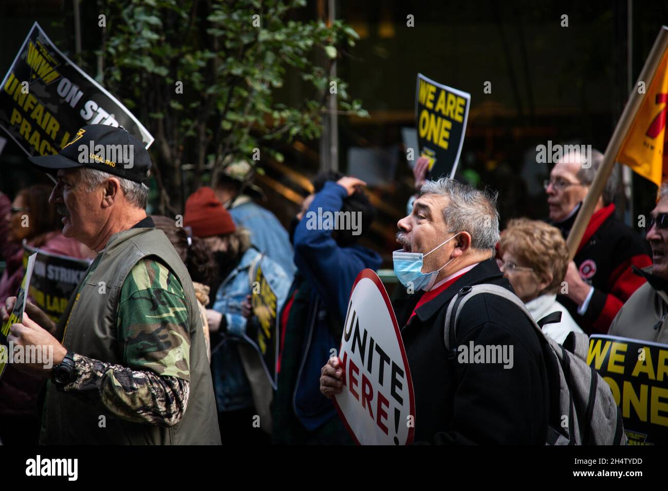 New York, Usa. November 2021. Sechs Demonstranten wurden im Hauptquartier von BlackRock verhaftet, nachdem Hunderte von Demonstranten mit der United Mine Workers of America (UMWA) zu einem Streik aufgerufen hatten, um das Unternehmen davon abzuhalten, Gewerkschaftsmitglieder zu belästigen und den Beschäftigten einen fairen Vertrag zu geben. Kredit: SOPA Images Limited/Alamy Live Nachrichten Stockfoto