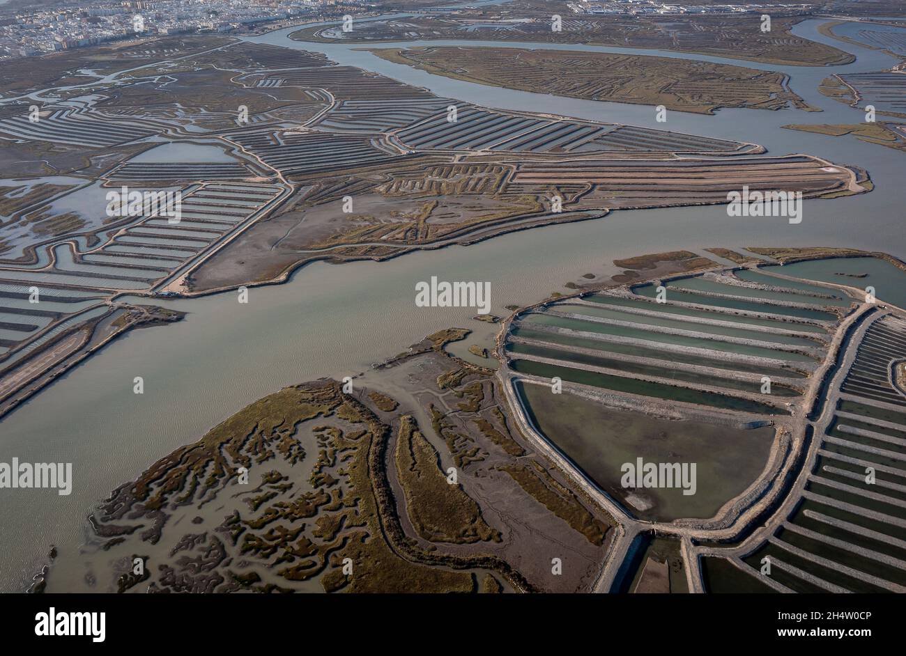 Luftaufnahme auf Sümpfen und Salinen, Naturpark Bahia de Caliz. Costa de la Luz, Provinz Cádiz, Andalusien, Spanien Stockfoto