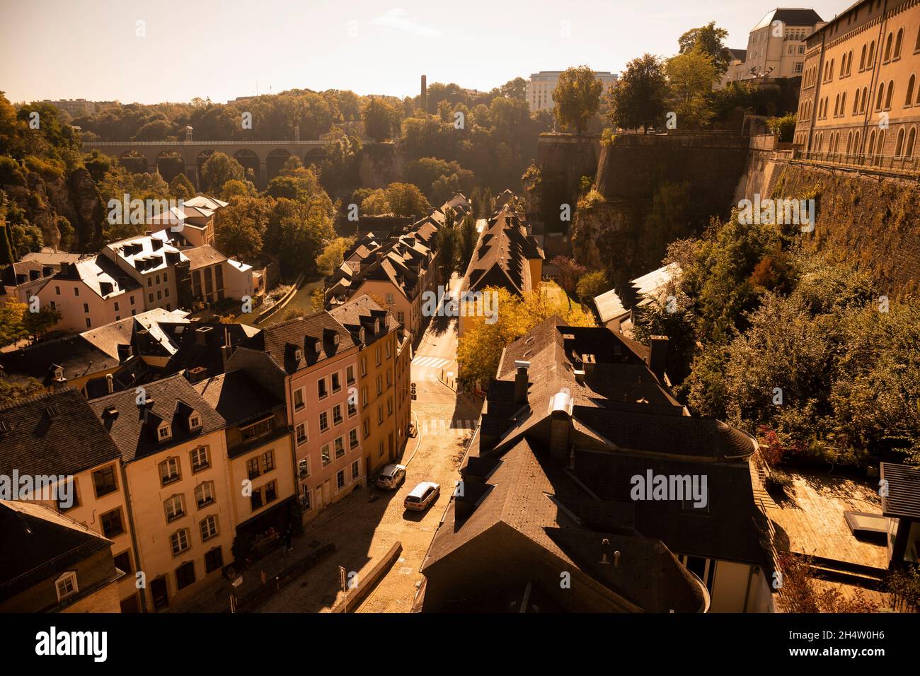 Europa, Luxemburg, Luxemburg-Stadt, Blick über den Grund in Richtung Citadelle du Saint-Esprit von Chemin de la Corniche Stockfoto