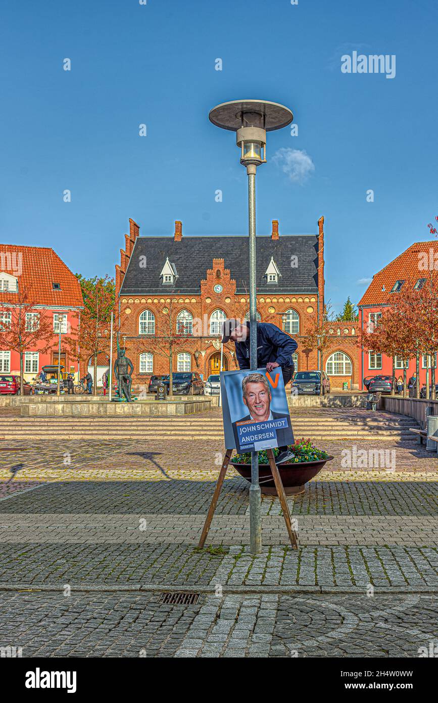 Vor dem Rathaus soll vor den Kommunalwahlen 2021 in Frederikssund, Dänemark, ein Porträt des Bürgermeisters John Schmidt Andersen aufgesetzt werden Stockfoto