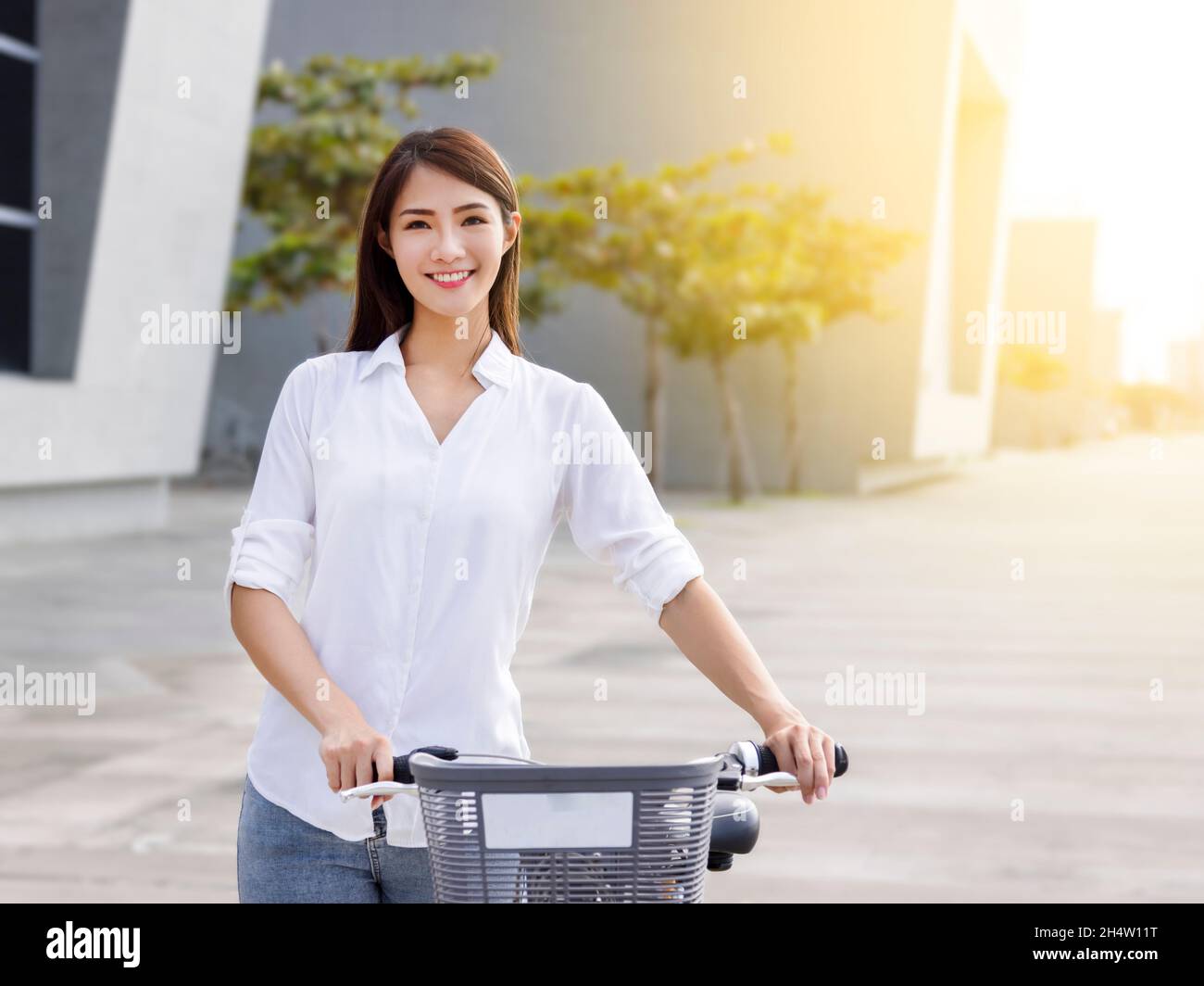 Junge Frau, die Fahrrad im Stadtpark reitet.Bike-Sharing-Service.Gesundheit Lebensstil. Stockfoto