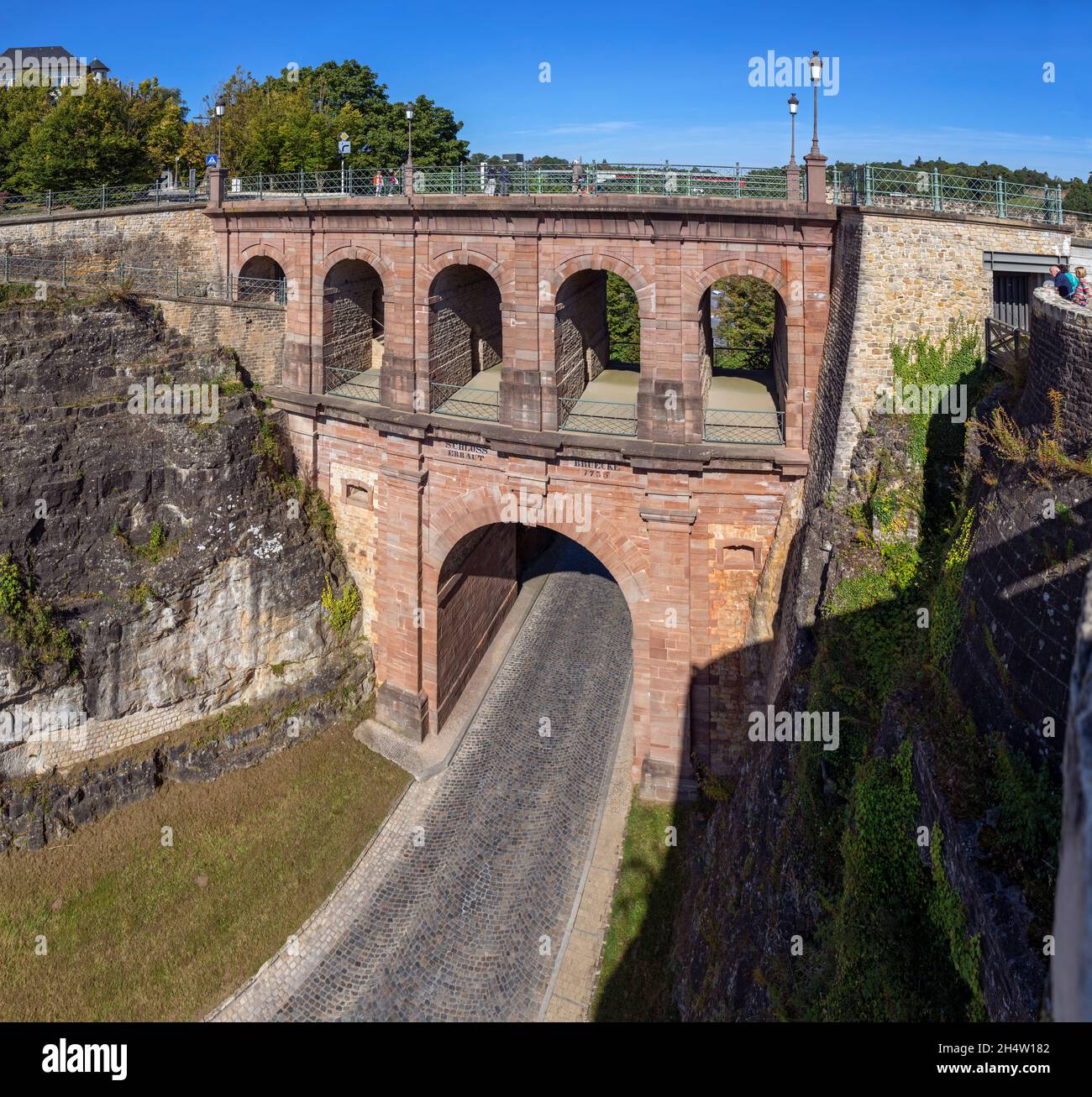Europa, Luxemburg, Luxemburg-Stadt, die Pont du Chateau (Burgbrücke) mit der Montée de Clausen über der Rue Sosthène Weis Stockfoto