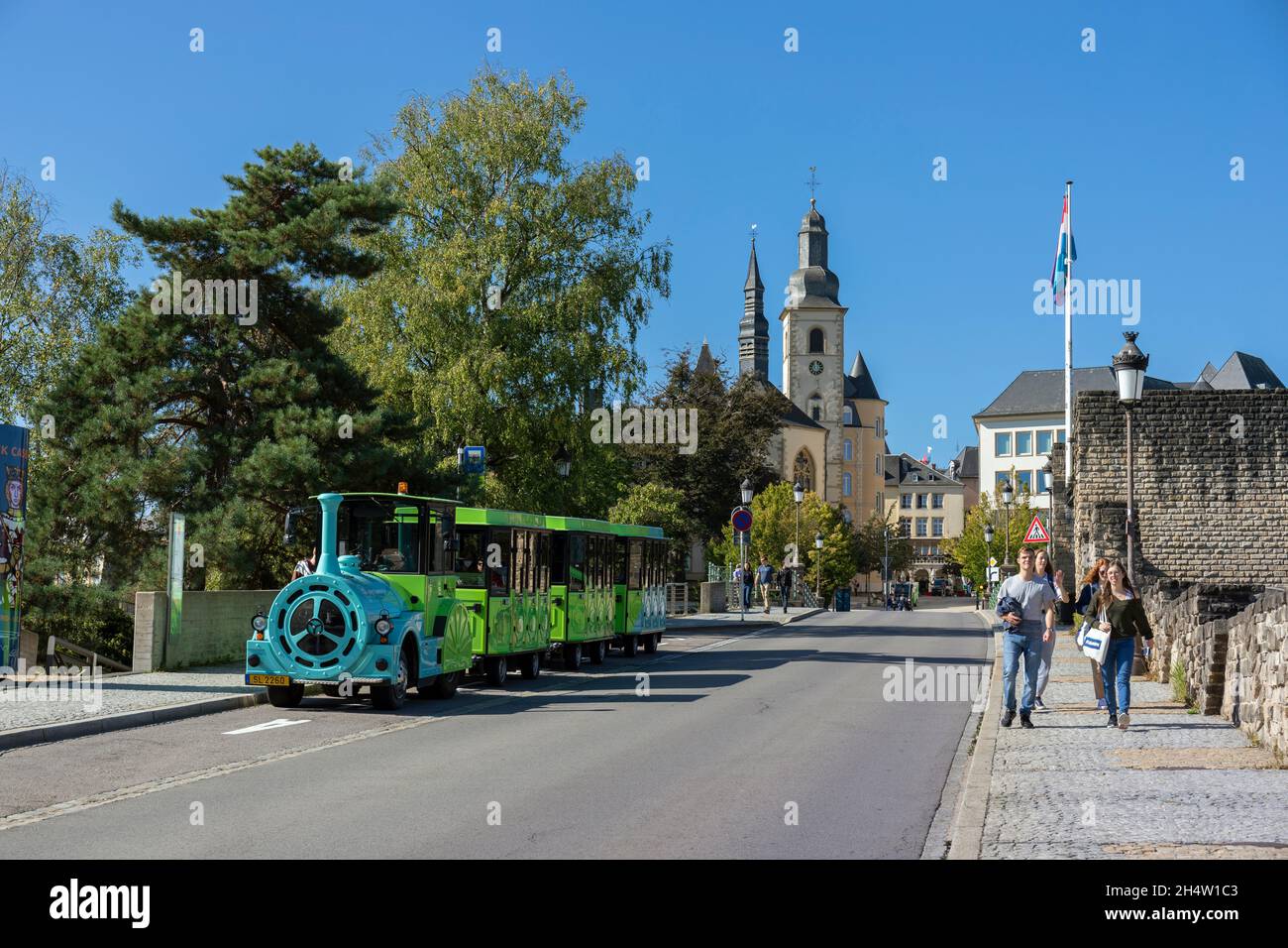 Europa, Luxemburg, Luxemburg-Stadt, Montée de Clausen in der Nähe der Casemates du Bock und der Burgbrücke mit Touristenzug Stockfoto