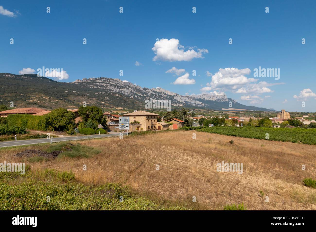 Samaniego, eine kleine Stadt in Alava, zwischen Weinbergen und Bergen, im Baskenland, Spanien Stockfoto