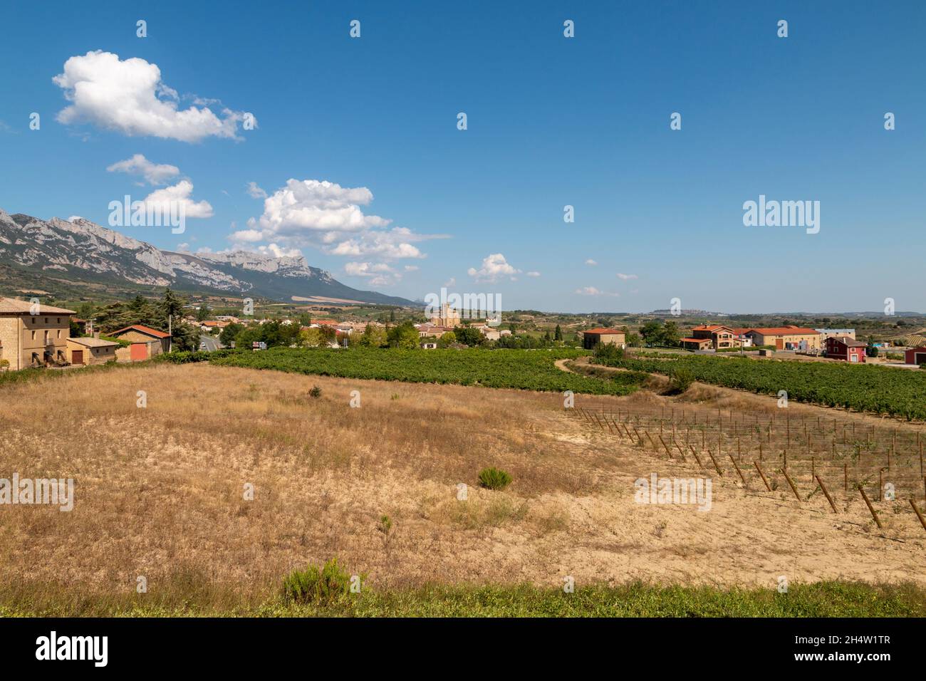 Samaniego, eine kleine Stadt in Alava, zwischen Weinbergen und Bergen, im Baskenland, Spanien Stockfoto