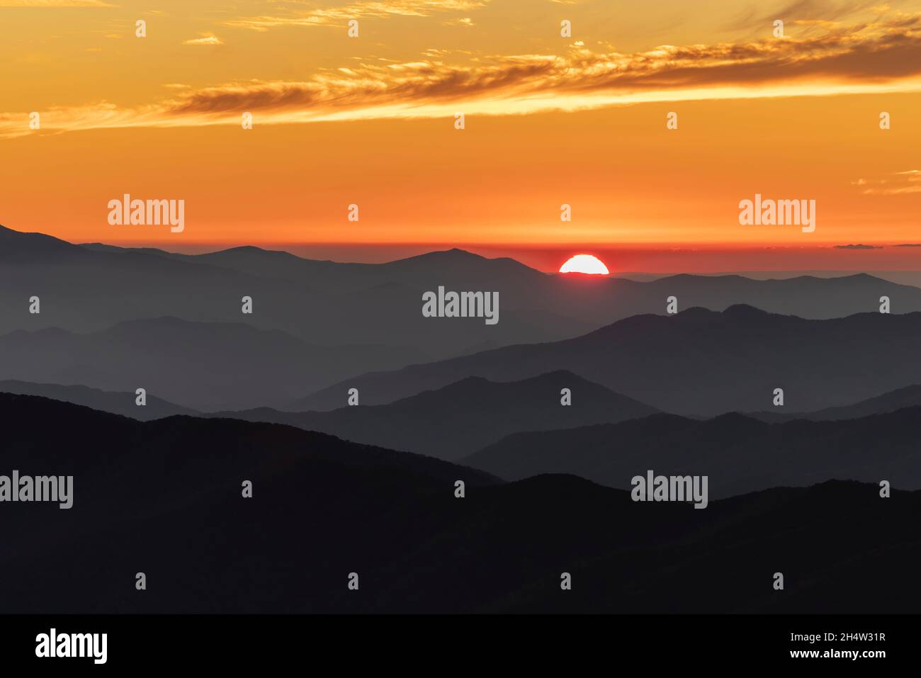 Ein klassischer Blick auf den Sonnenuntergang über Schichten von Bergkämmen im Great Smoky Mountains National Park. Stockfoto