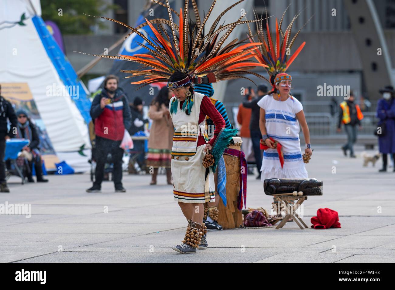 Indigene aztekische Tänzer beim Indigenous Legacy Gathering am 4. November 2021 in Toronto, Nathan Phillips Square, Kanada Stockfoto