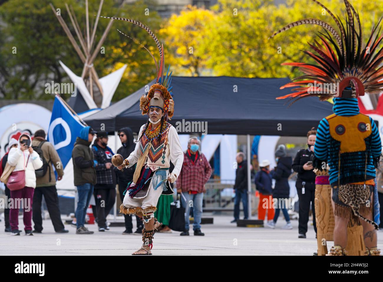 Indigene aztekische Tänzer beim Indigenous Legacy Gathering am 4. November 2021 in Toronto, Nathan Phillips Square, Kanada Stockfoto