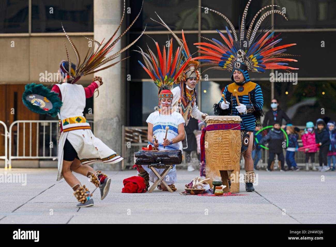 Indigene aztekische Tänzer beim Indigenous Legacy Gathering am 4. November 2021 in Toronto, Nathan Phillips Square, Kanada Stockfoto