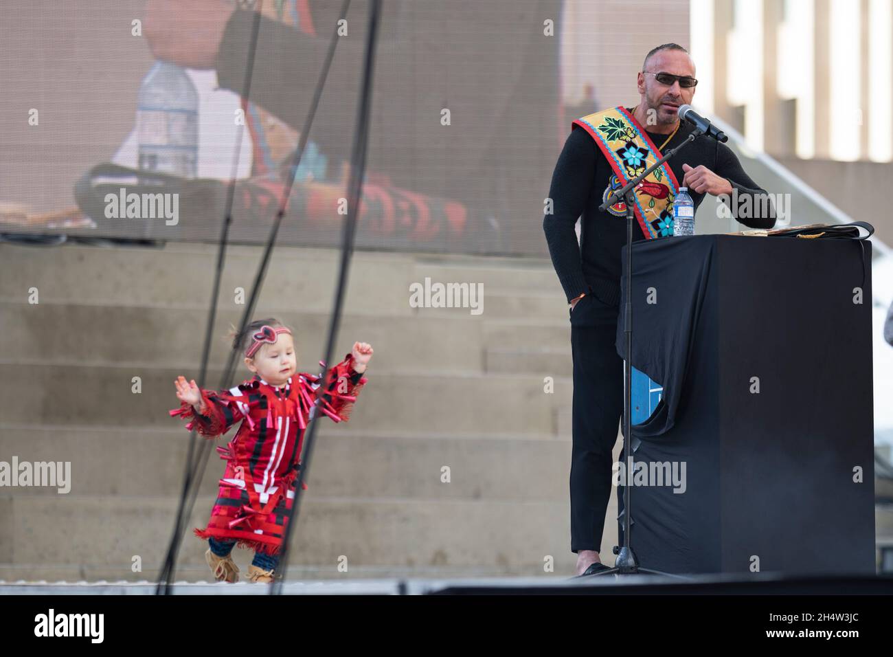 EJ Kwandibens spricht, Jingle Dress Teachings; auf der Indigenous Legacy Gathering, am 4. November 2021 in Toronto, Kanada Stockfoto