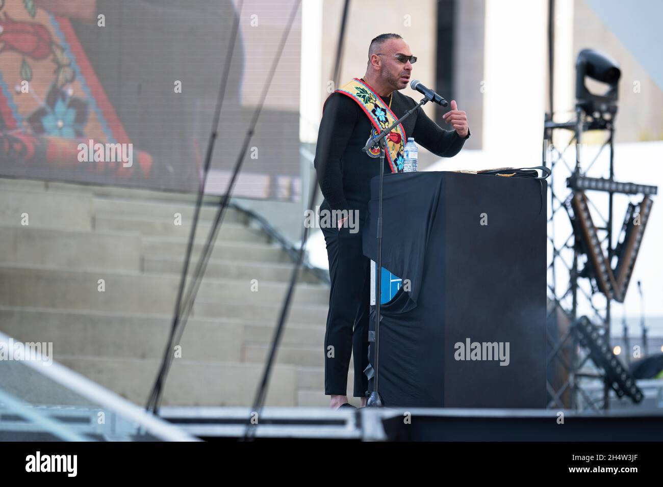 EJ Kwandibens spricht, Jingle Dress Teachings; auf der Indigenous Legacy Gathering, am 4. November 2021 in Toronto, Kanada Stockfoto