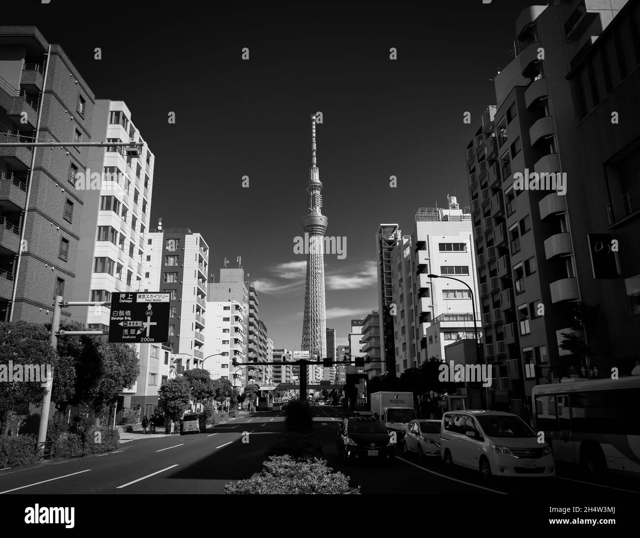 Blick auf eine Straße in der Asakusa-Gegend mit dem Skytree im Hintergrund. Stockfoto