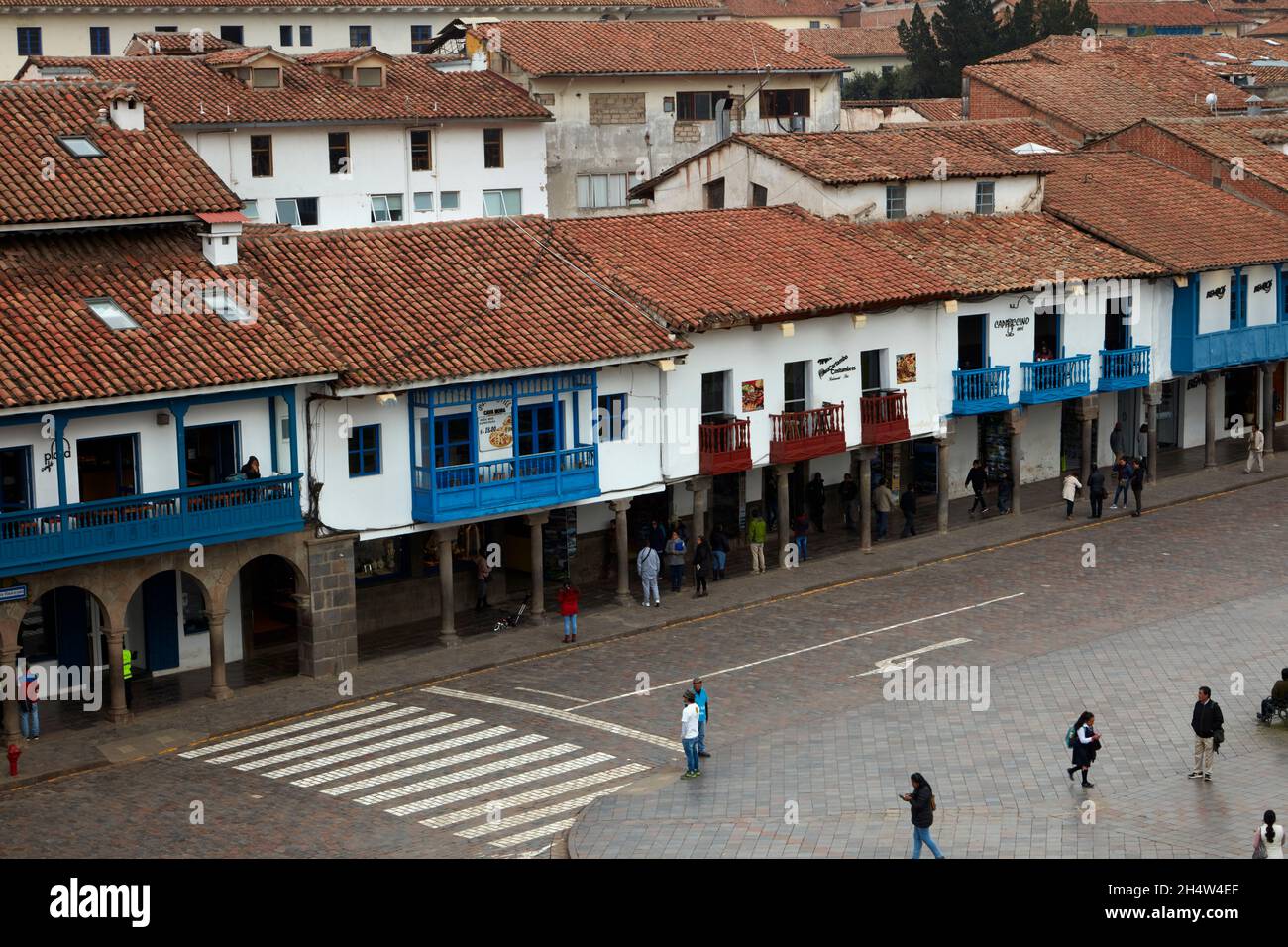 Restaurants und Geschäfte rund um die Plaza de Armas, Cusco, Peru, Südamerika Stockfoto