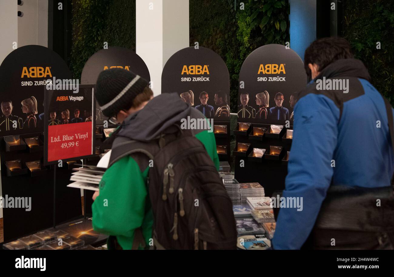 Berlin, Deutschland. November 2021. Musikliebhaber stehen nach dem Beginn des Mitternachtsverkaufs des neuen ABBA-Albums im Kulturkaufhaus Dussmann an einem Verkaufsstand. Die schwedische Popgruppe Abba hat ihr erstes Studioalbum seit fast 40 Jahren veröffentlicht und damit ihren typischen Sound der 1970er Jahre wiederbelebt. Quelle: Paul Zinken/dpa/Alamy Live News Stockfoto