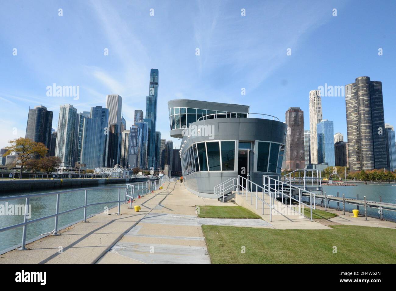 Ein Blick auf die Skyline von Chicago vom Osttor der Chicago Harbour Lock an einem lebhaften Novembermorgen während der Nebensaison. Stockfoto