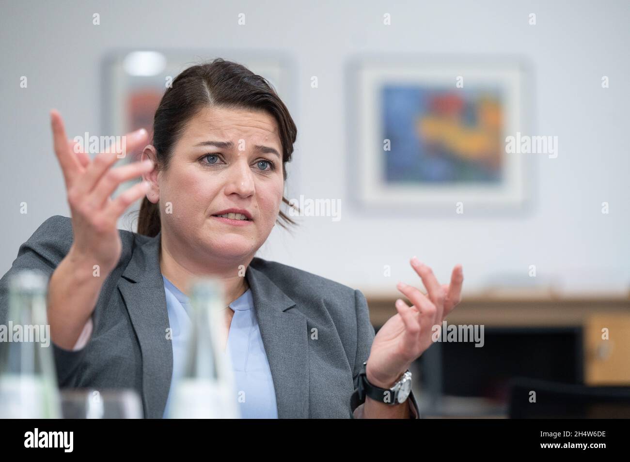 Mainz, Deutschland. November 2021. Susanne Wingertszahn, designierte Leiterin des Deutschen Gewerkschaftsbundes (DGB) Rheinland-Pfalz/Saarland. Der designierte Leiter des DGB in Rheinland-Pfalz und im Saarland will sich um die weitere Qualifizierung von Beschäftigten in den Wirtschaftsbereichen kümmern, deren Arbeitsplätze durch den technologischen Wandel besonders gefährdet sind. Quelle: Sebastian Gollnow/dpa/Alamy Live News Stockfoto